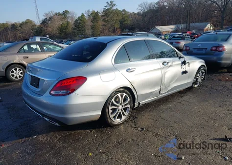 2018 Mercedes-Benz C 300 z USA, uszkodzony, nr VIN 55SWF4JB2JU251815